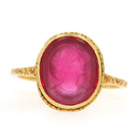 Vintage-Ring in 750er Gelbgold mit einer Gemme aus synthetischen Rubin , liegend frontal