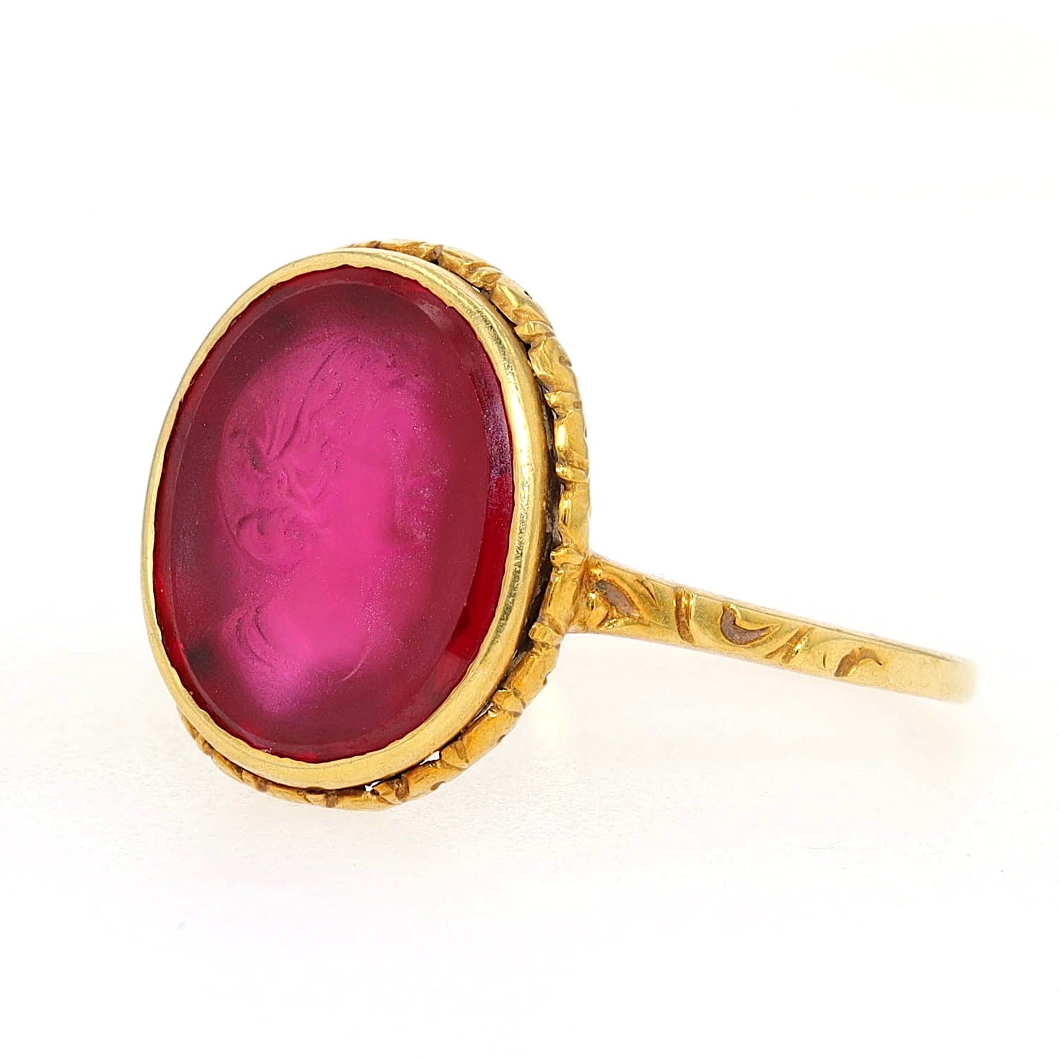 Vintage-Ring in 750er Gelbgold mit einer Gemme aus synthetischen Rubin , liegend links gedreht