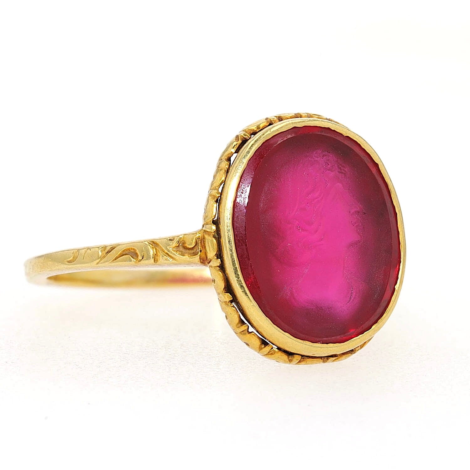 Vintage-Ring in 750er Gelbgold mit einer Gemme aus synthetischen Rubin , liegend rechts gedreht