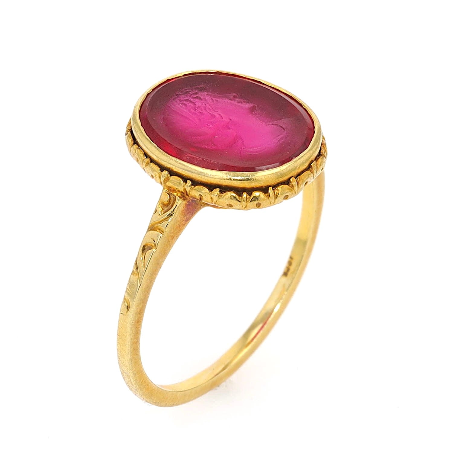 Vintage-Ring in 750er Gelbgold mit einer Gemme aus synthetischen Rubin, stehend