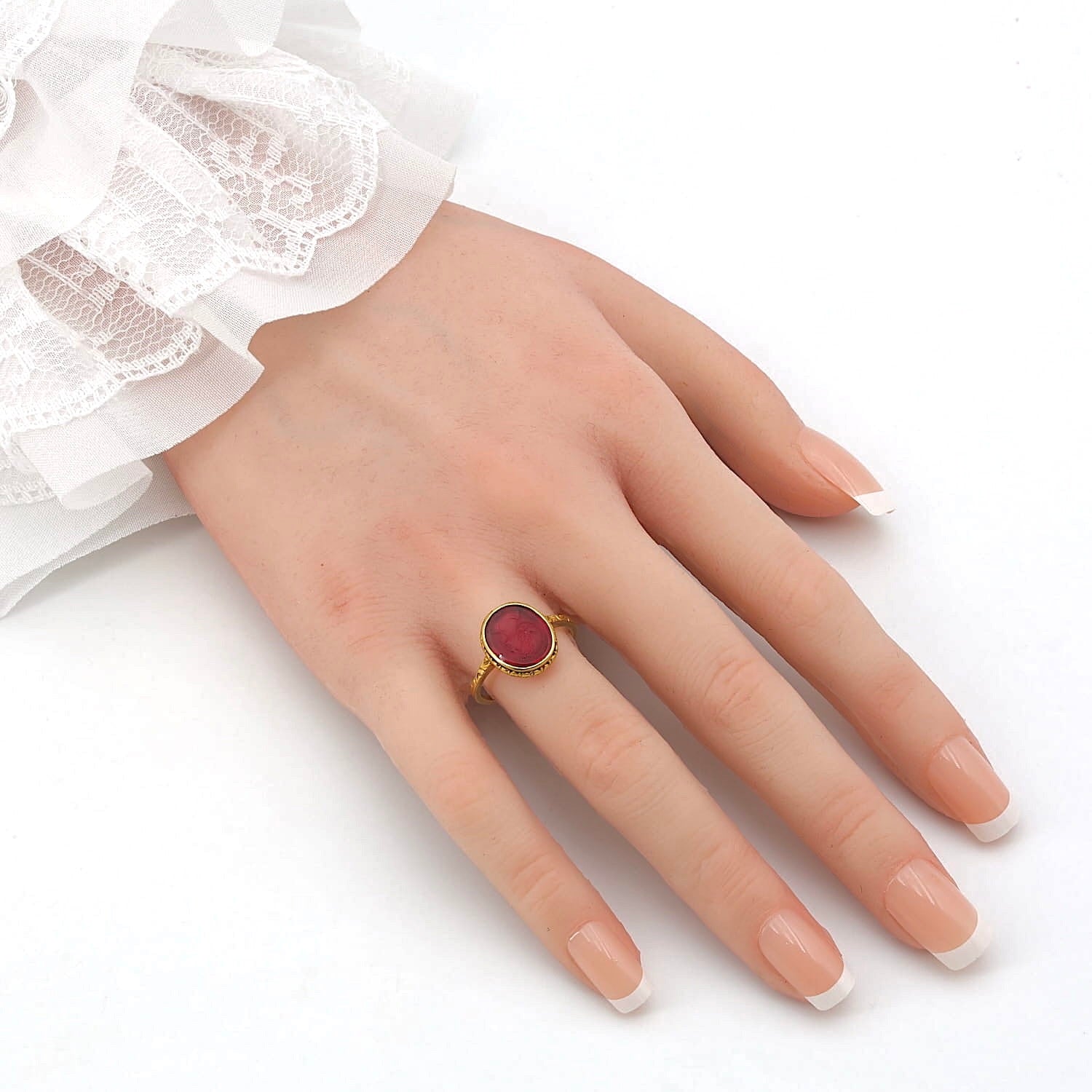 Vintage-Ring in 750er Gelbgold mit einer Gemme aus synthetischen Rubin , an einer künstlichen Hand