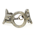 Armband von Anders Andersen in Zinn gearbeitet, geschlossen aufgerichtet frontal