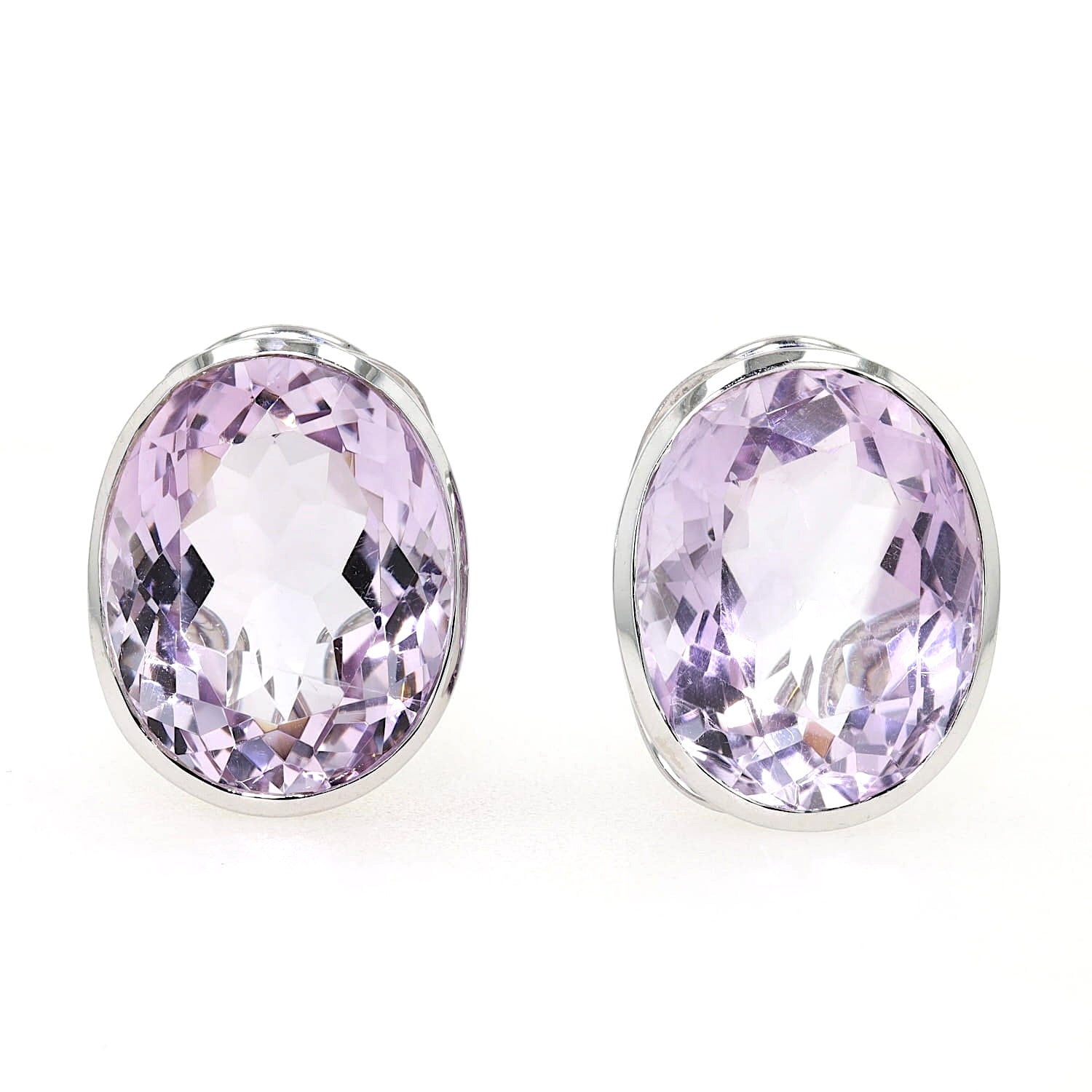 Paar Ohrclips in 750er Weißgold mit je einem großen Amethyst, stehend frontal