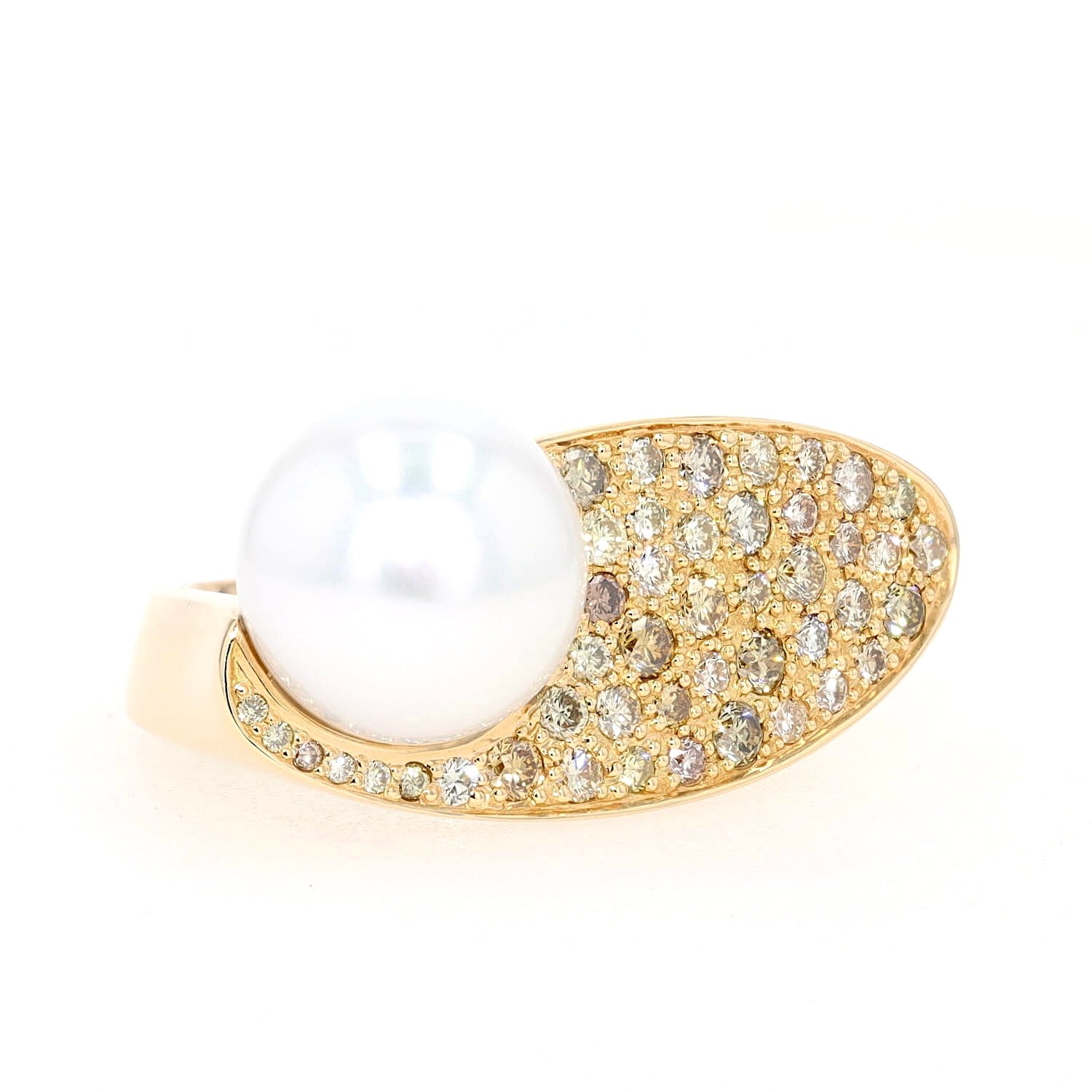 Ring von der Manufaktur Gellner in 750er Gelbgold mit einer großen Südsee-Zuchtperle und Brillanten, liegend rechts gedreht