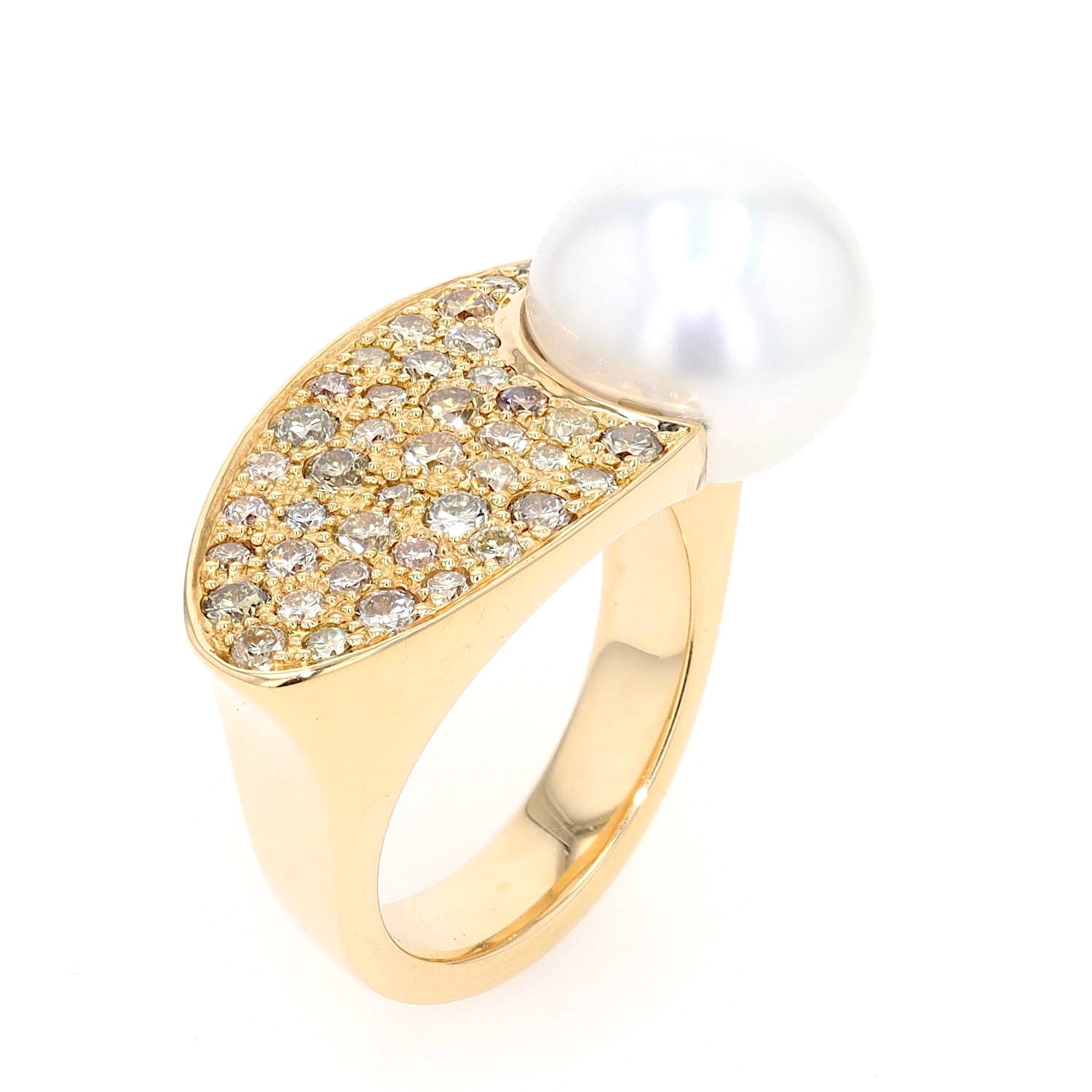 Ring von der Manufaktur Gellner in 750er Gelbgold mit einer großen Südsee-Zuchtperle und Brillanten, stehend