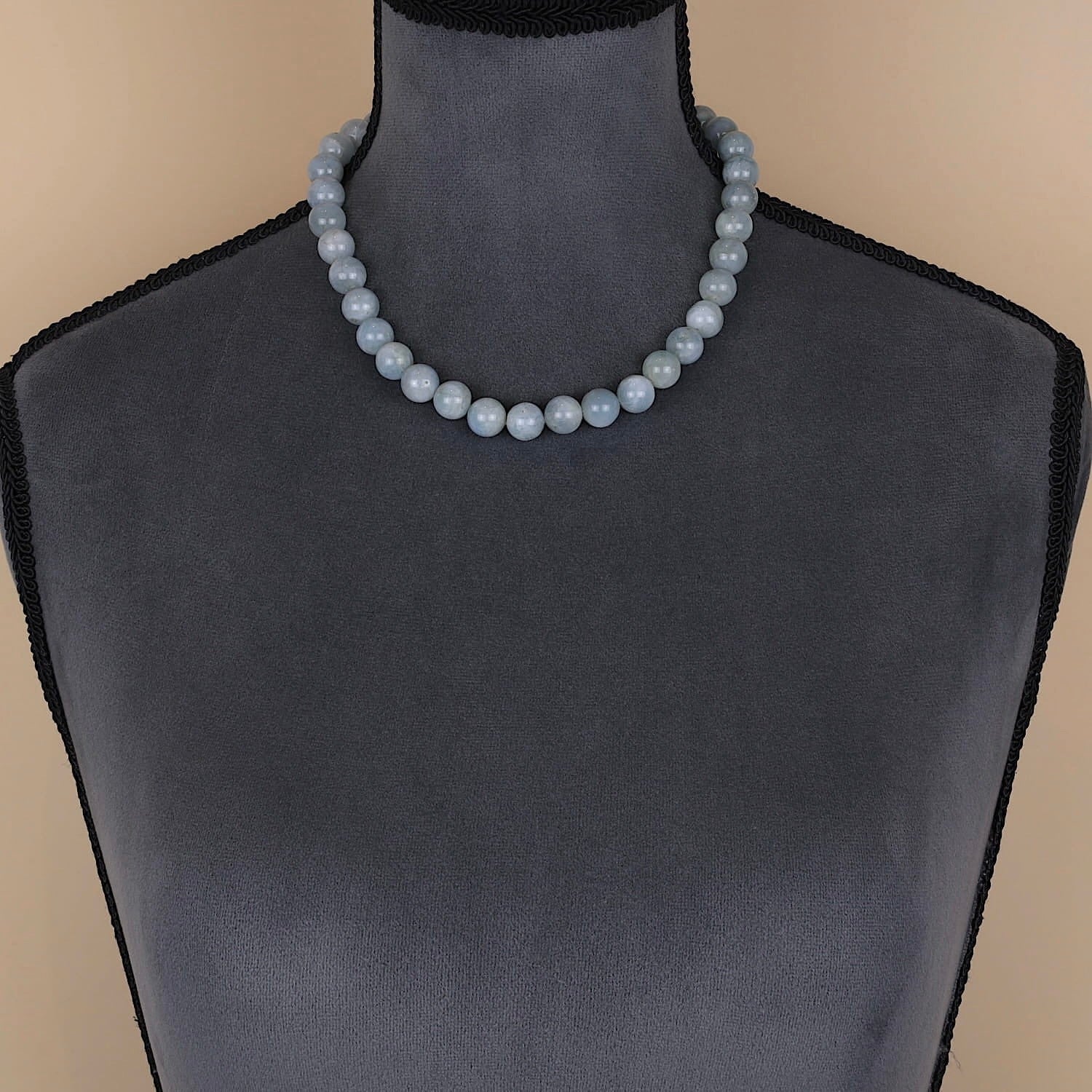 Edelsteinkette aus Aquamarin-Kugeln und einem Wechselschloss aus einer Quarz-Kugel, an der Büste