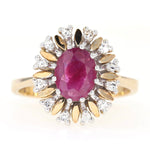Ring in 585er Gelb- und Weißgold mit einem Rubin und Diamanten, liegend frontal