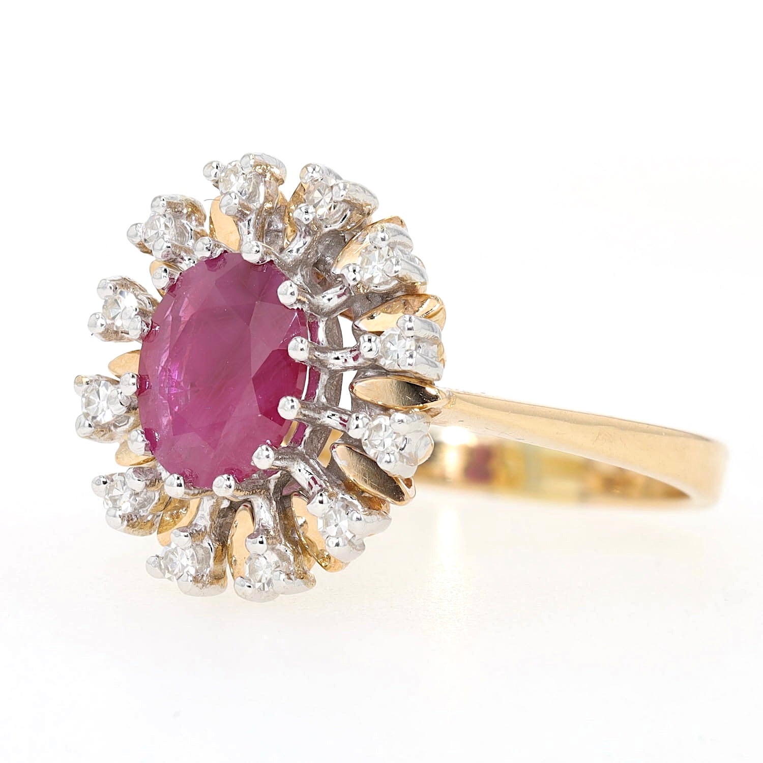 Ring in 585er Gelb- und Weißgold mit einem Rubin und Diamanten, liegend links gedreht