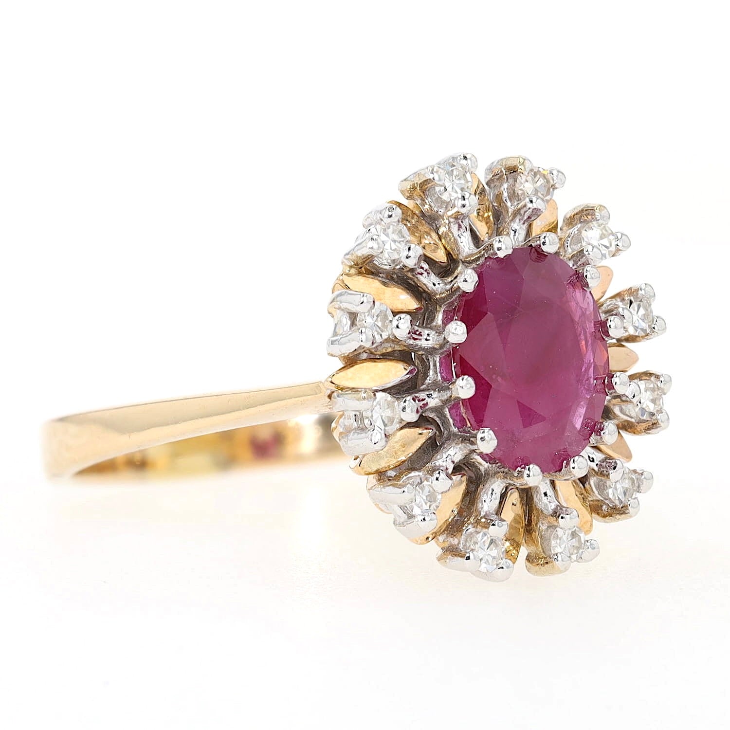 Ring in 585er Gelb- und Weißgold mit einem Rubin und Diamanten, liegend rechts gedreht