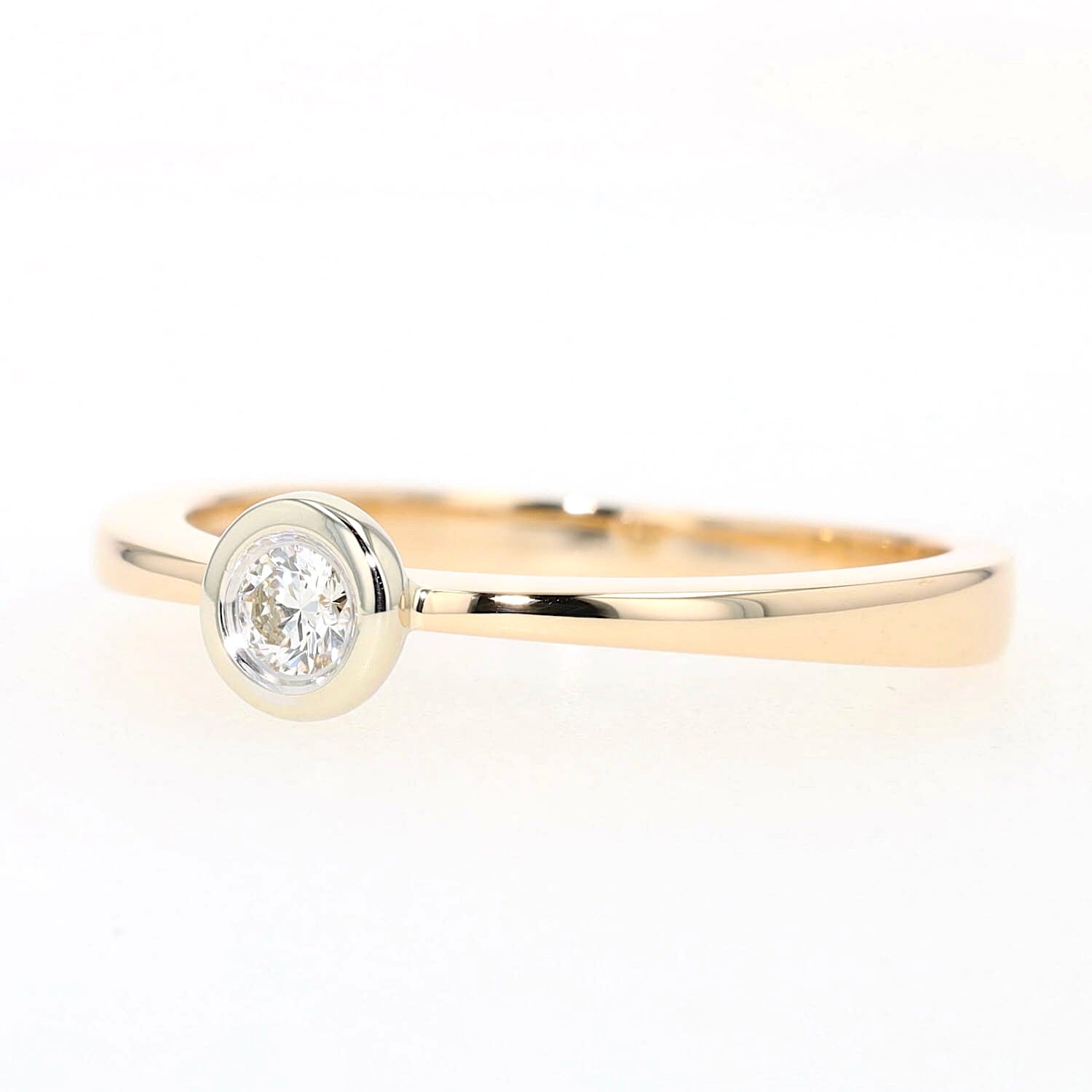 Christ Ring in 585er Gelbgold mit einem Brillanten, liegend links gedreht