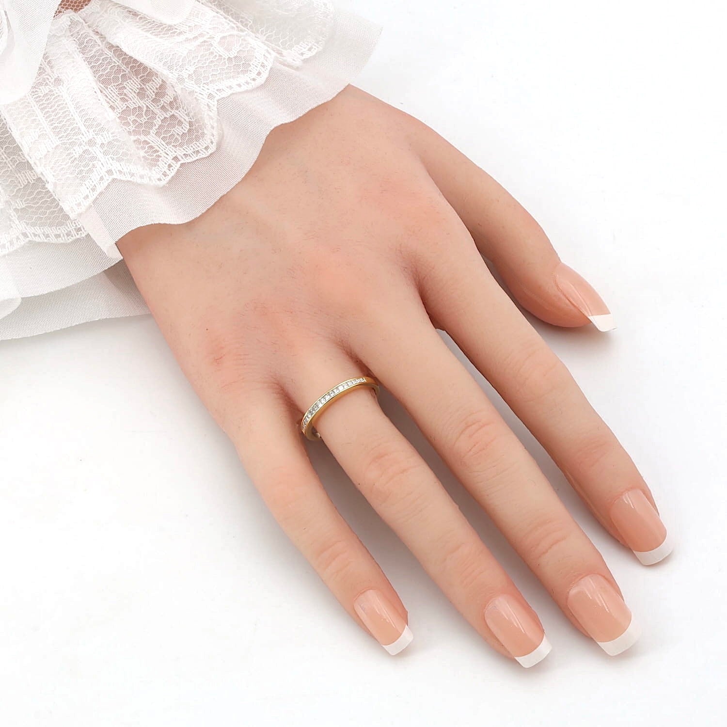 Ring in 750er Gelbgold mit Diamanten, an einer künstlichen Hand