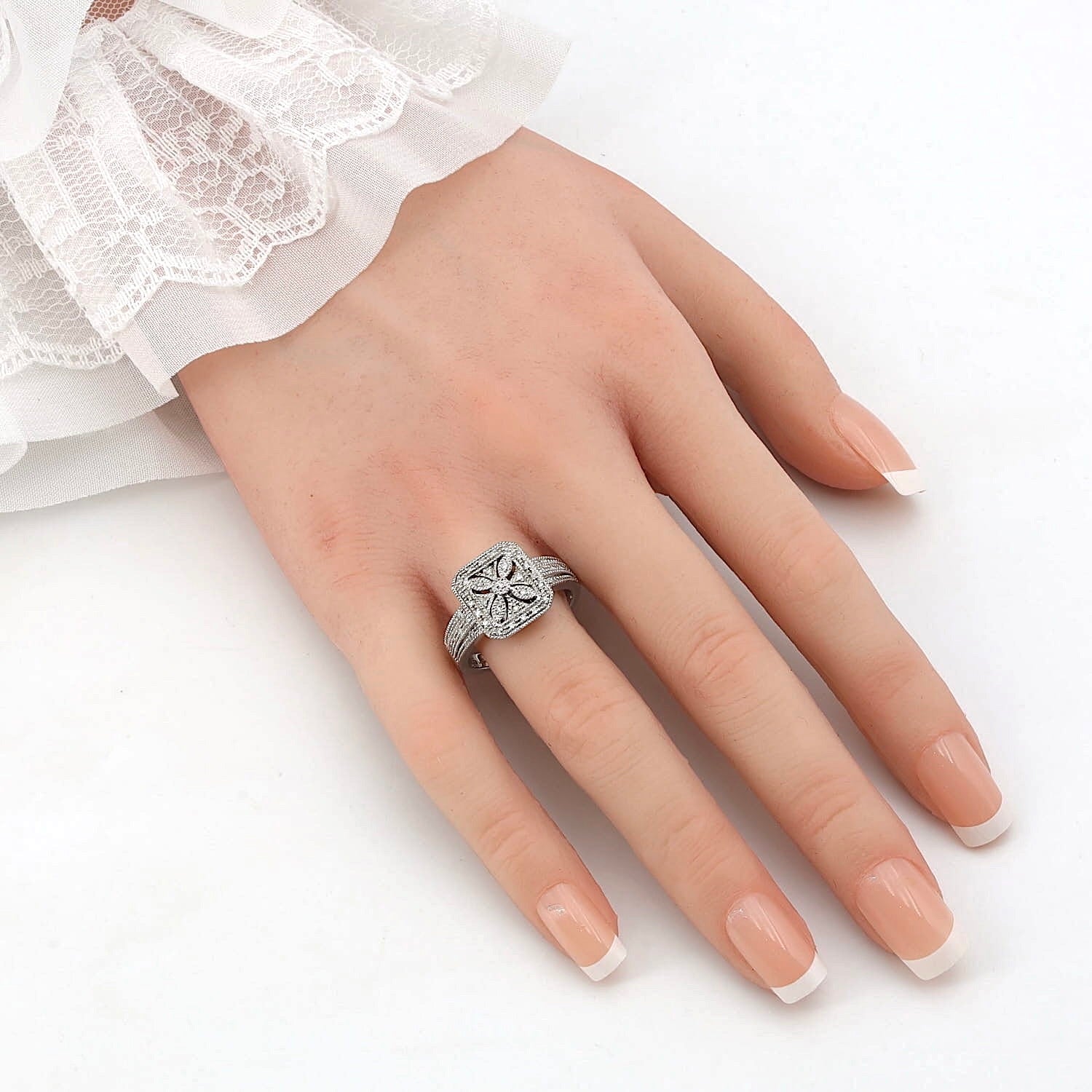 Ring in 925er Silber mit Diamanten, an einer künstlichen Hand