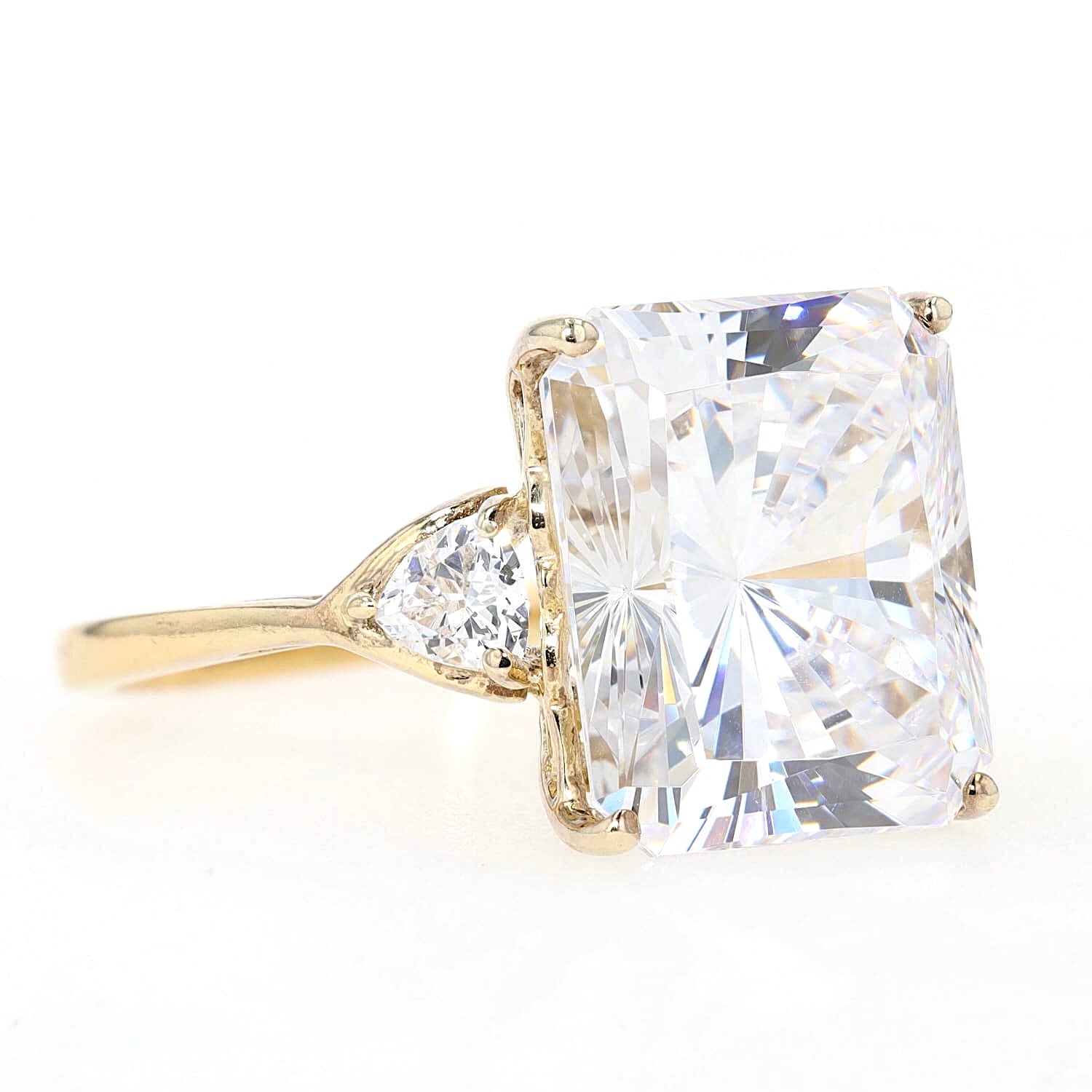 Ring in 925er Silber, vergoldet mit Cubic Zirkonias, liegend rechts gedreht