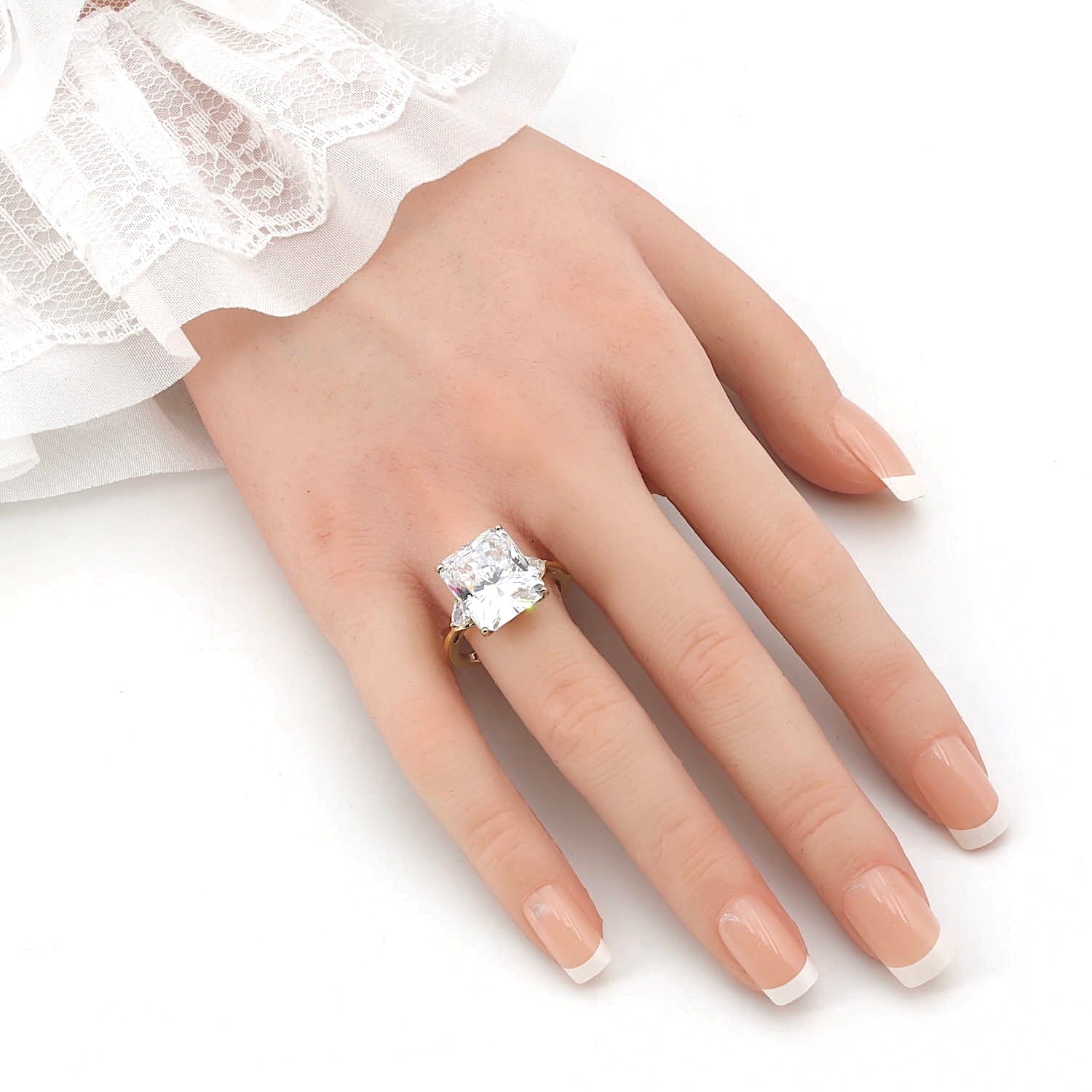 Ring in 925er Silber, vergoldet mit Cubic Zirkonias, an einer künstlichen Hand