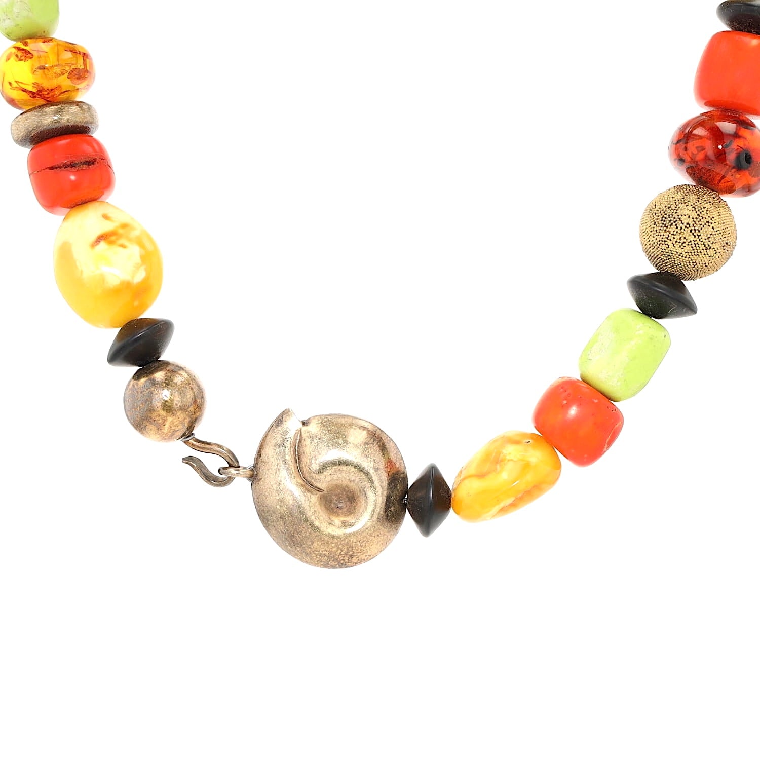 Designerkette mit Bernstein, Koralle, Magnesit und vergoldeten Silberelementen, hängend mit Schloss vorne