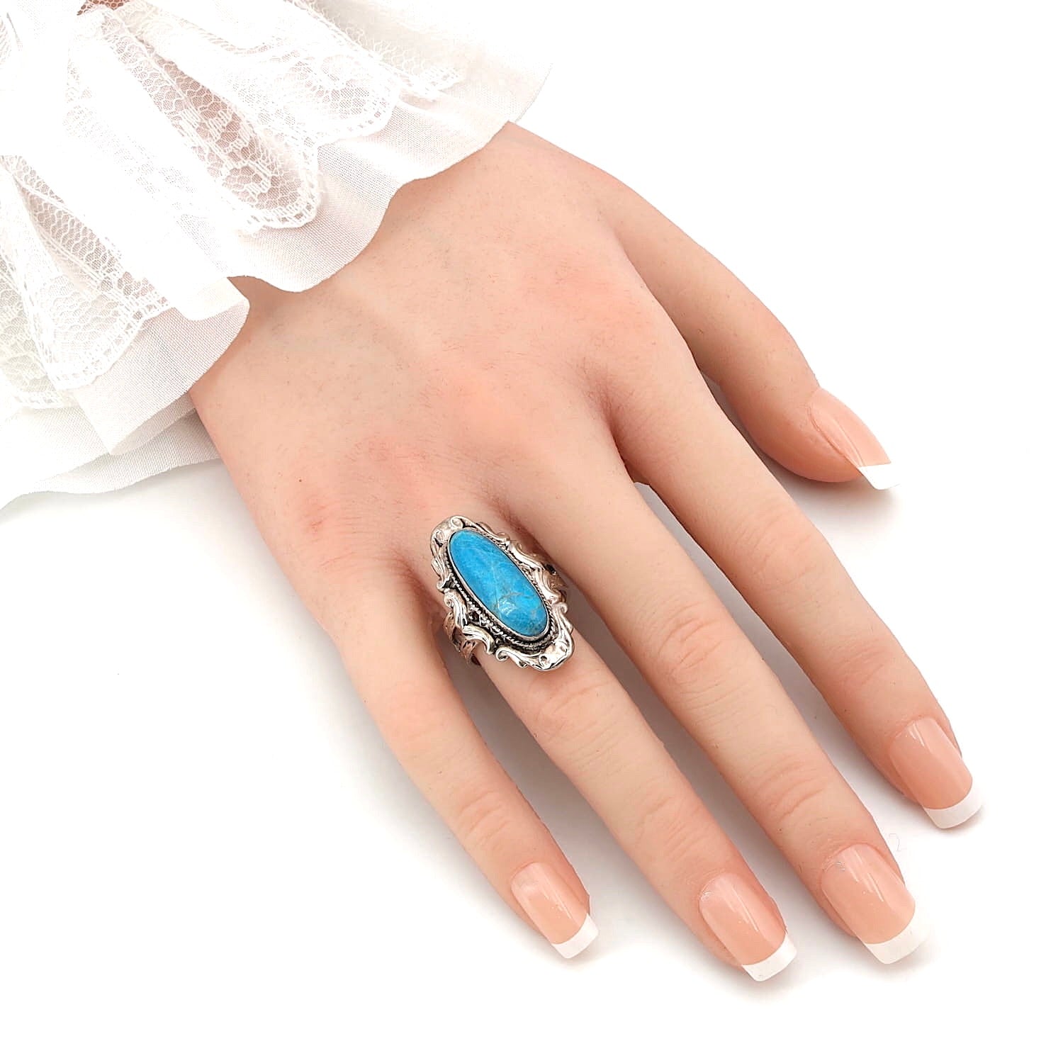 Ring in 925er Silber mit einem Chrysokoll, an einer künstlichen Hand