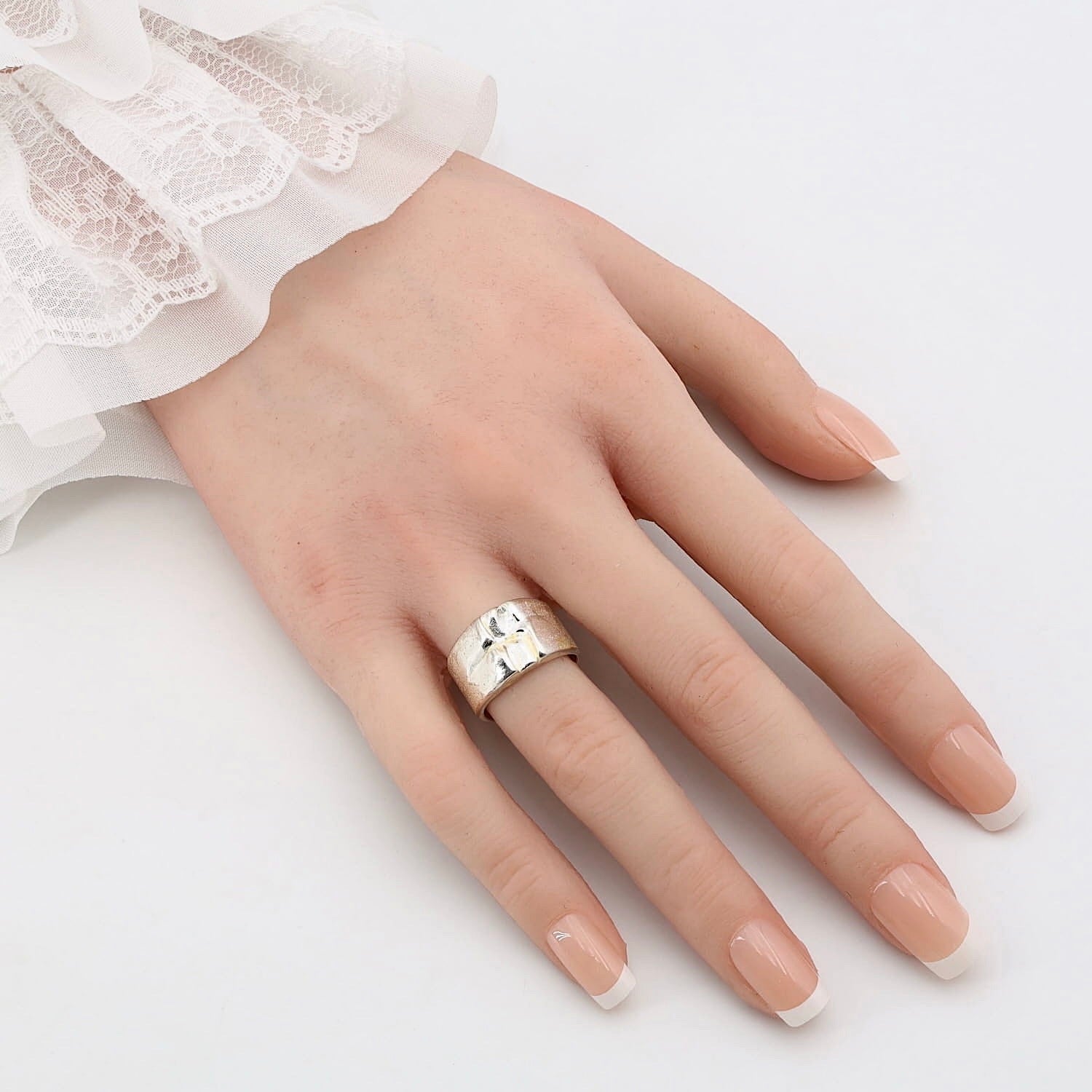 Lapponia Ring Björn Weckström in 925er Silber, an einer künstlichen Hand
