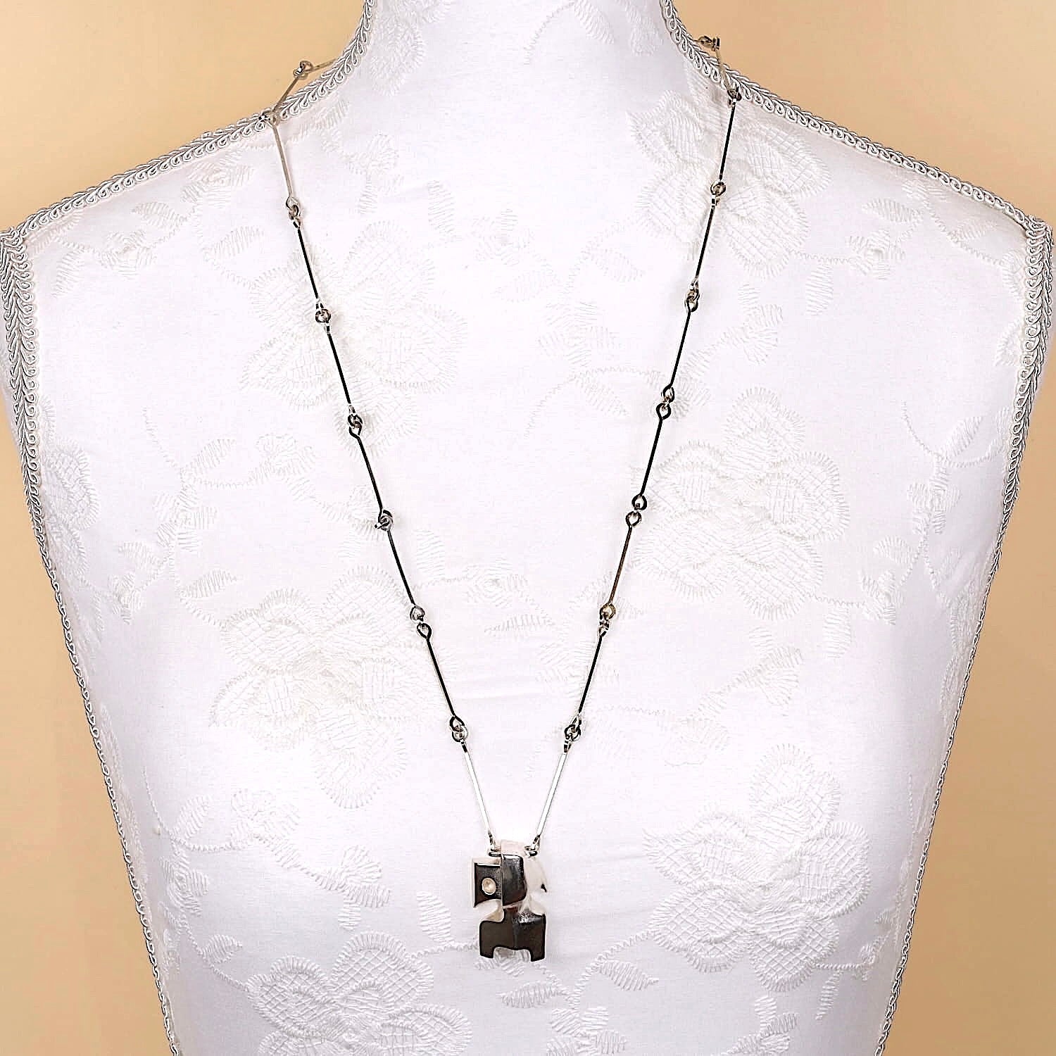 Lapponia Collier Modell Zombie in 925er Silber, an einer weißen Büste