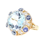 Vintage Ring in 585er Gelbgold, Platin, einem Aquamarin und blauen Saphiren, liegend links gedreht