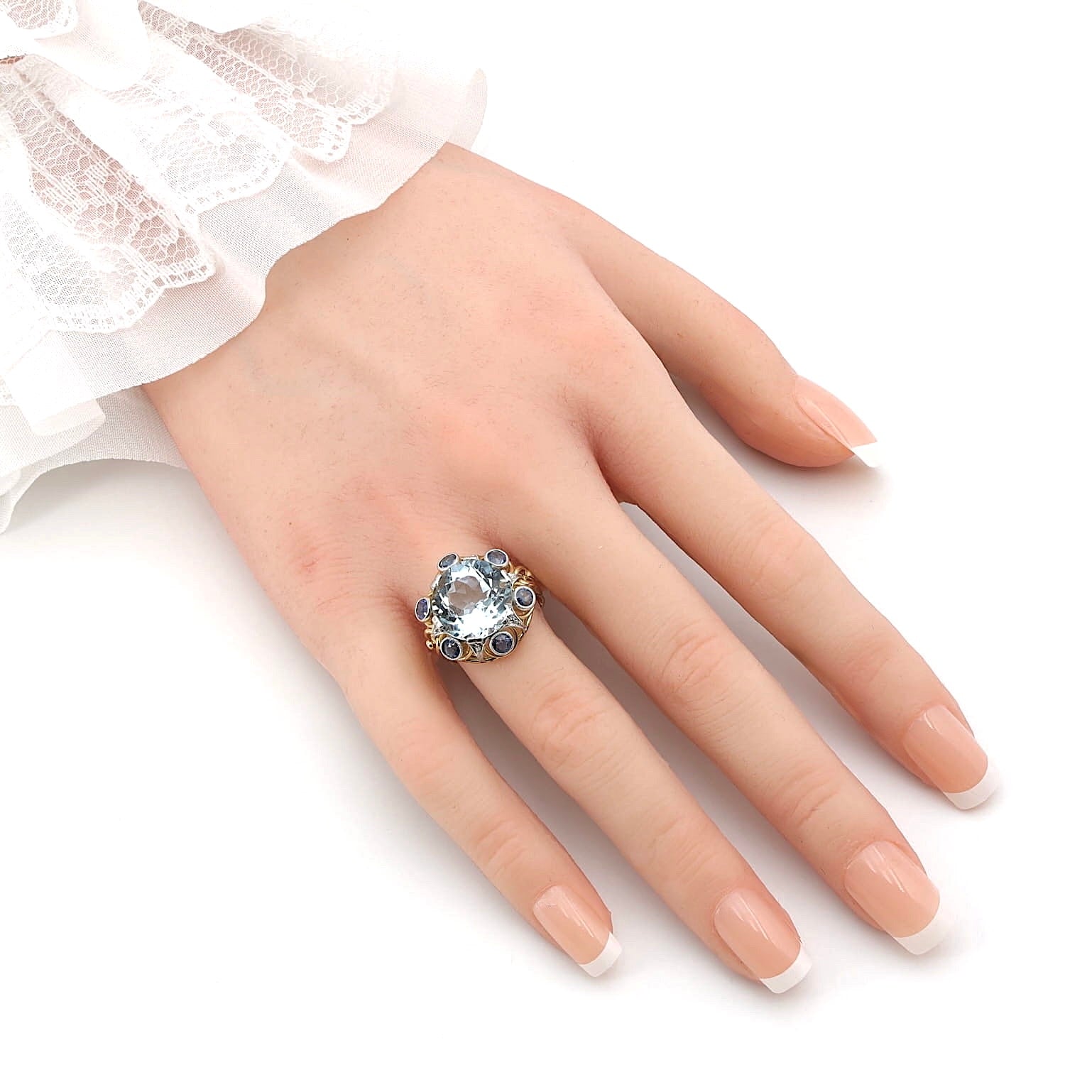 Vintage Ring in 585er Gelbgold, Platin, einem Aquamarin und blauen Saphiren, an einer künstlichen Hand
