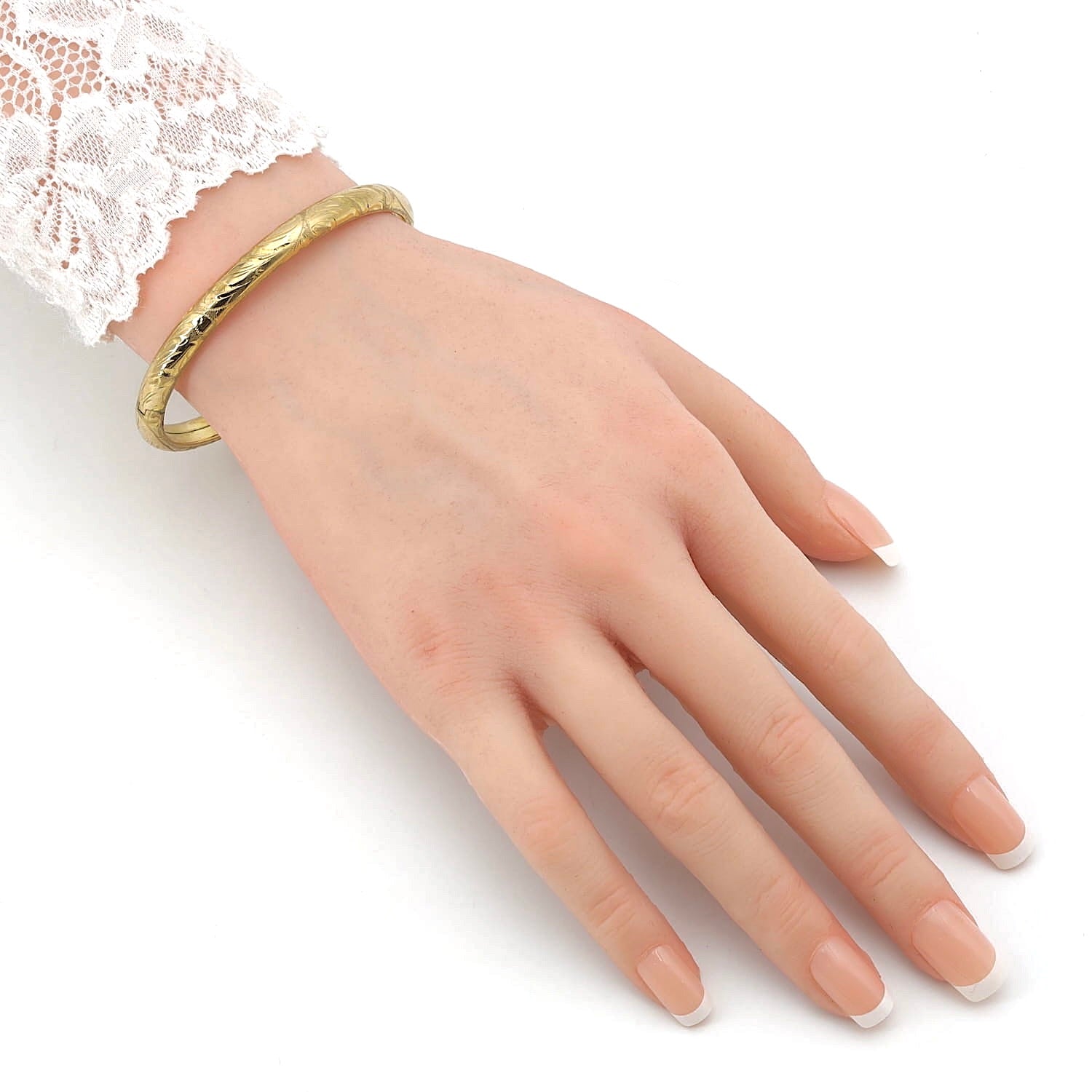 Vintage Armreif in 333er Gelbgold, an einem Arm einer Puppe