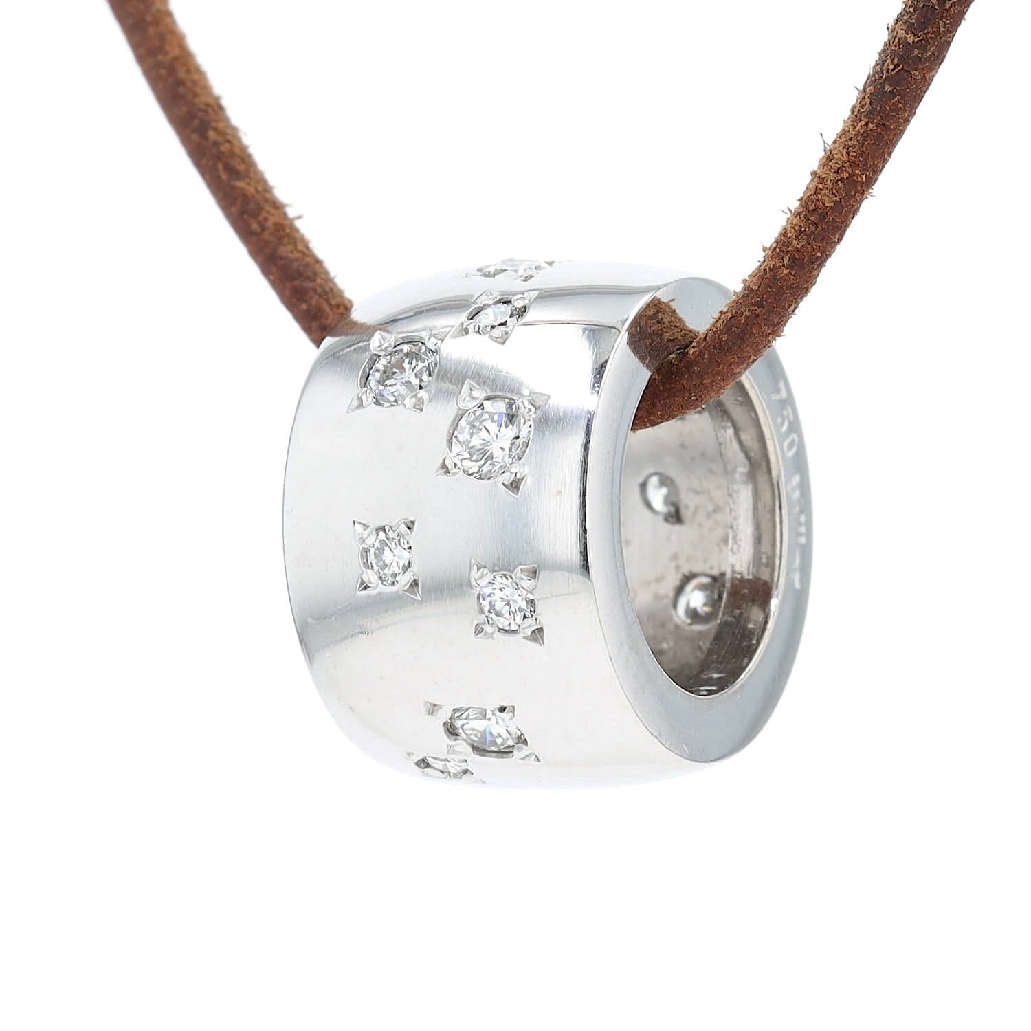 Anhänger von Juwelier Willer in 750er Weißgold mit Brillanten, hängend links gedreht an einem braunen Lederband