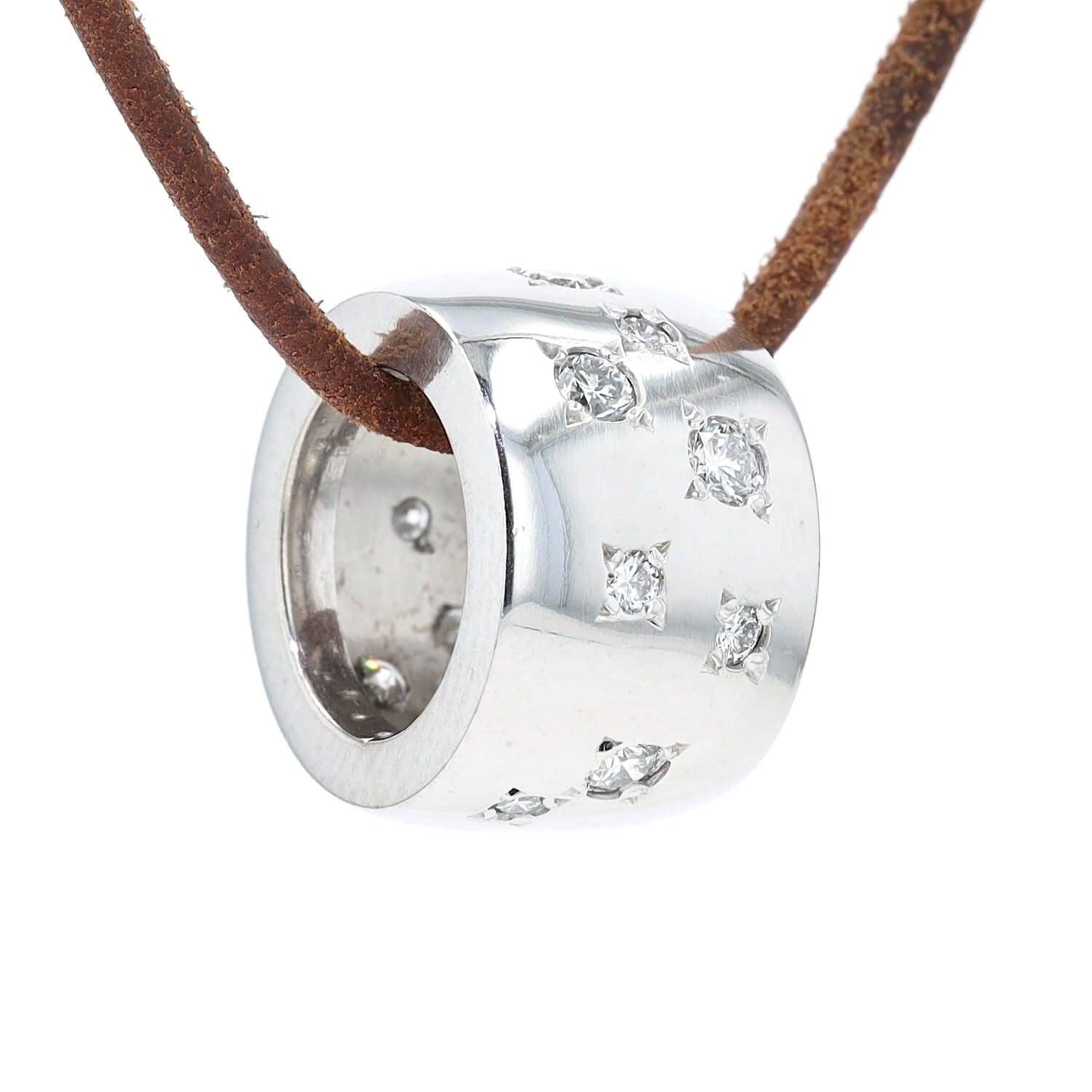 Anhänger von Juwelier Willer in 750er Weißgold mit Brillanten, hängend rechts gedreht an einem braunen Lederband