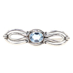 Art Deco Brosche in 925 Silber mit einem blauen synth. Spinell, liegend frontal