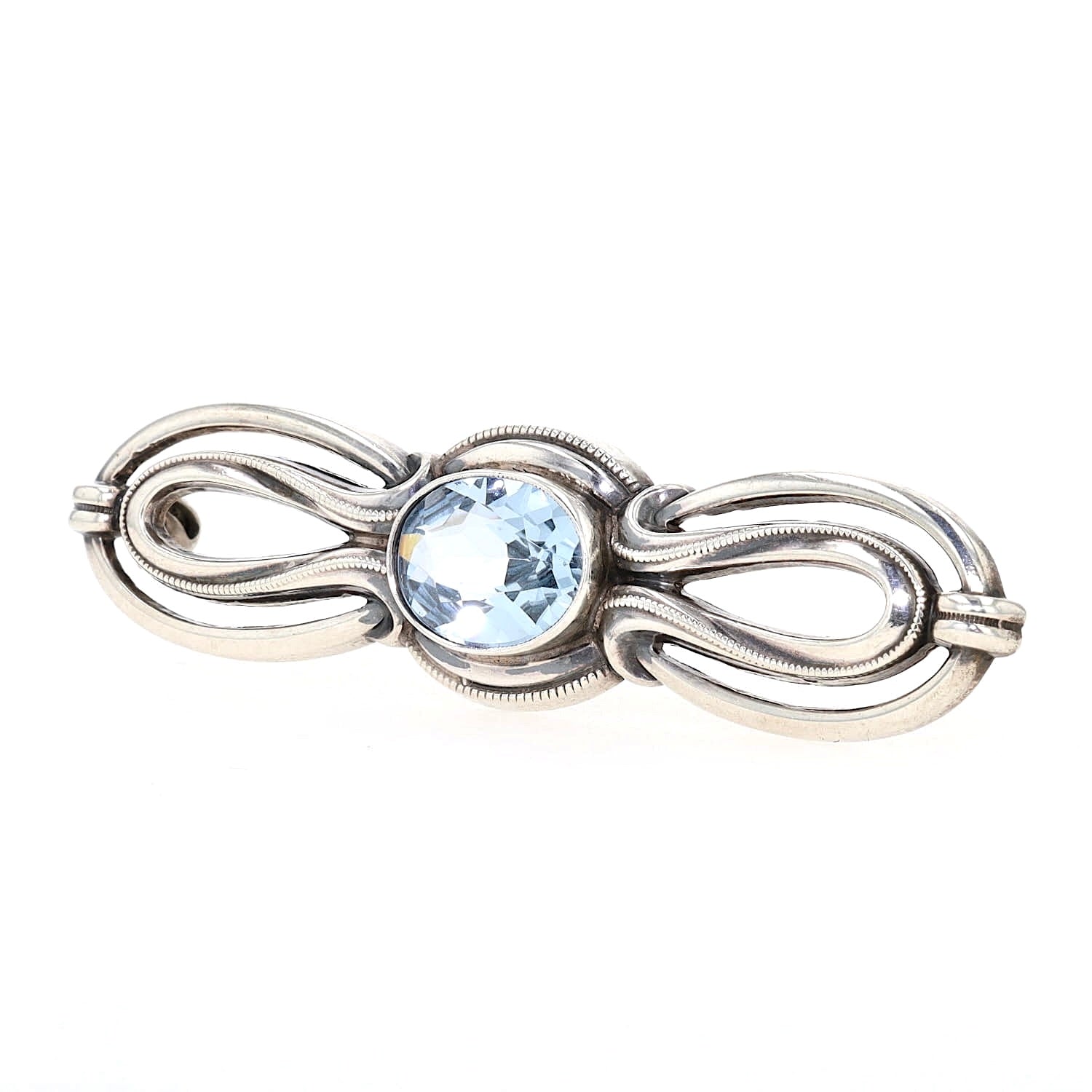 Art Deco Brosche in 925 Silber mit einem blauen synth. Spinell, liegend links gedreht