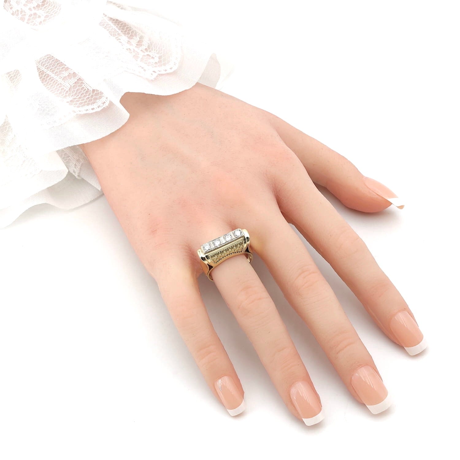 Ring in 585er Bicolor Gold mit Brillanten, an einer künstlichen Hand