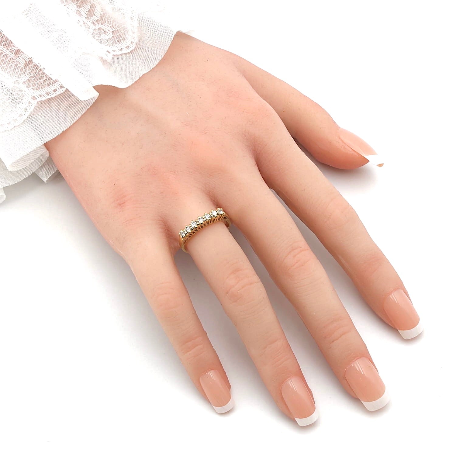 Halber Memoire Ring in 750er Gelbgold mit Brillanten, an einer künstlichen Hand