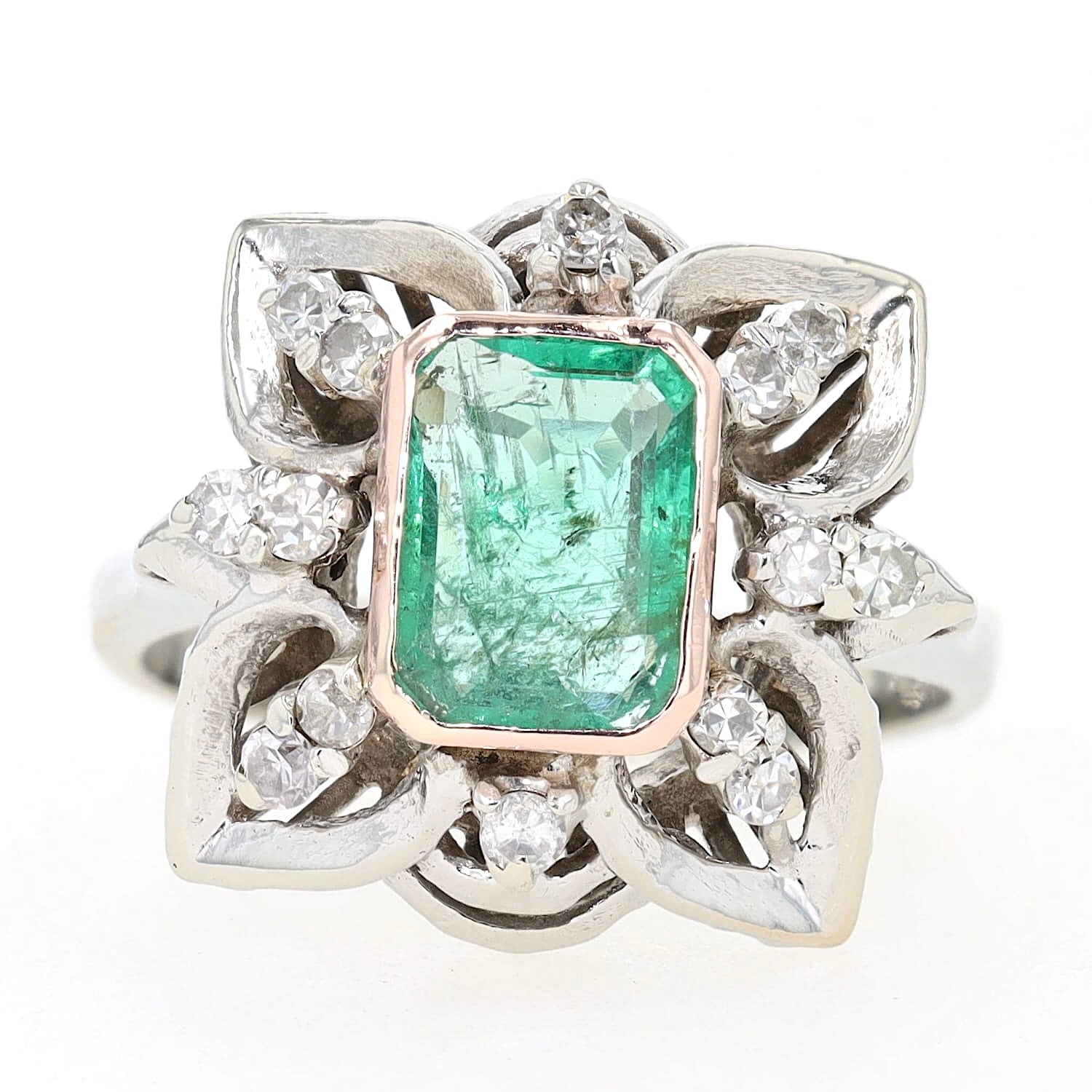 Art Deco ring made of 750 white gold with an emerald and diamonds, lying frontally