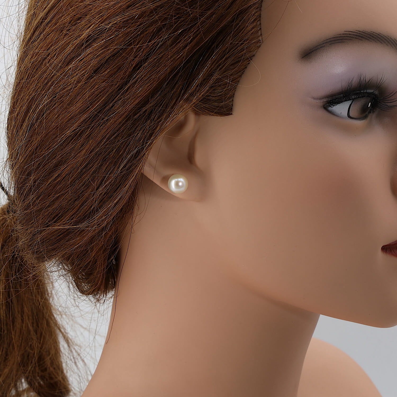 Pair of stud earrings in 333 yellow gold with one each cultured pearl, on a doll's ear