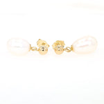 Ohrringe in 750er Gelbgold mit je einer Zuchtperle, liegend frontal