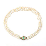 Wien - Art Deco Zuchtperlencollier mit drei Strängen im Verlauf, Schloss 585er Gelbgold mit einem Smaragd, liegend geschlossen Draufsicht