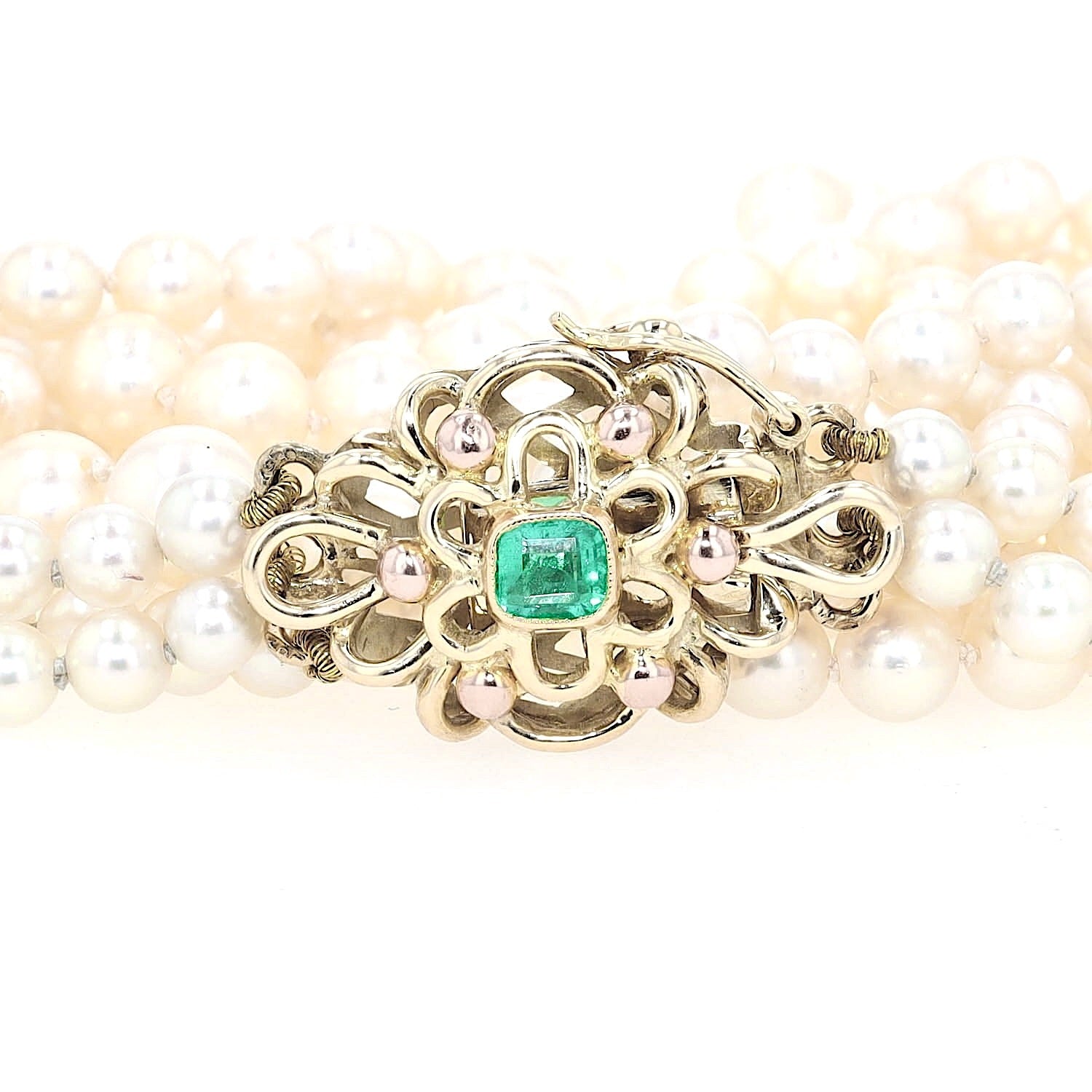 Wien - Art Deco Zuchtperlencollier mit drei Strängen im Verlauf, Schloss 585er Gelbgold mit einem Smaragd, Schloss Nahaufnahme