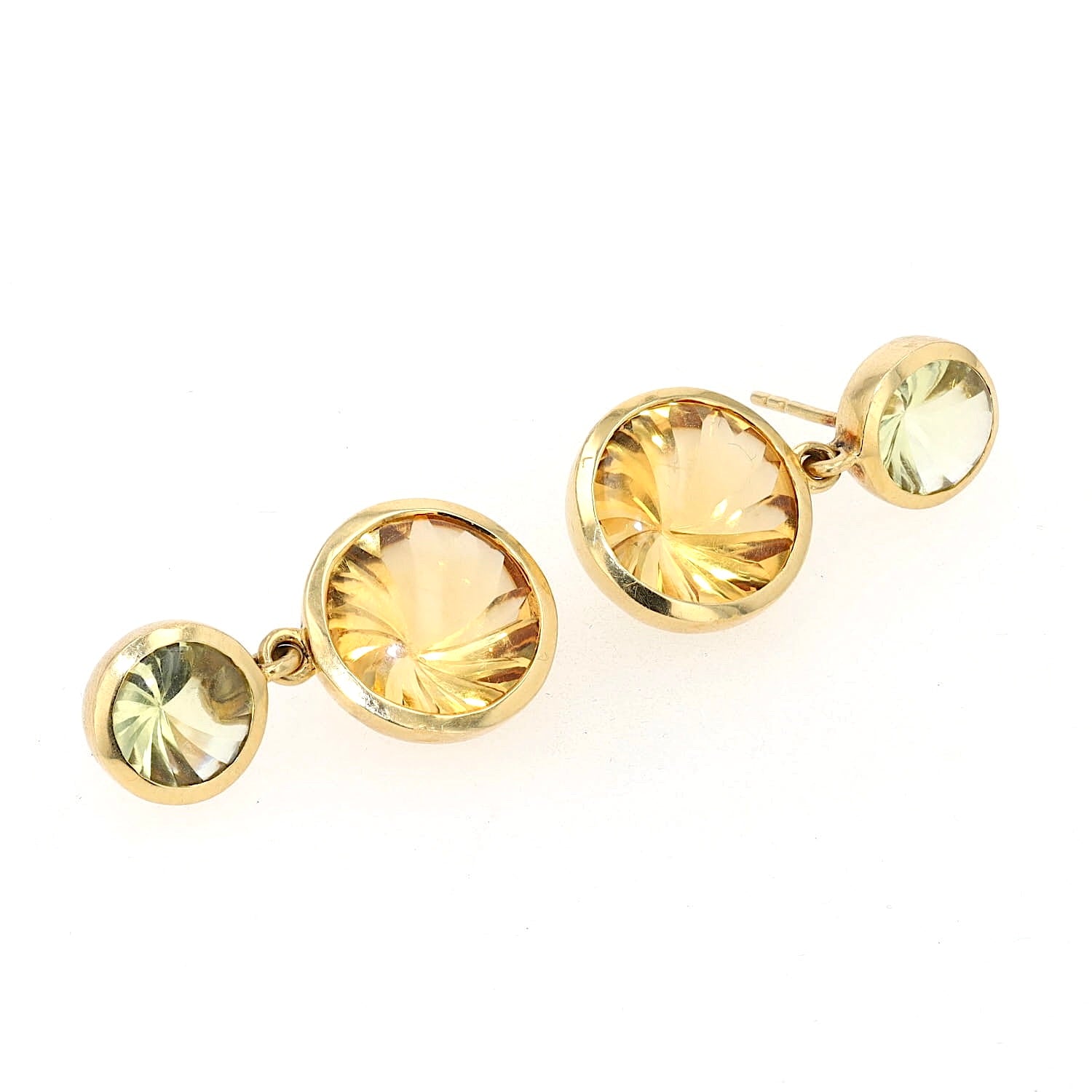 Kunstvolle Ohrringe in 750er Gelbgold mit Citrinen, liegend rechts gedreht
