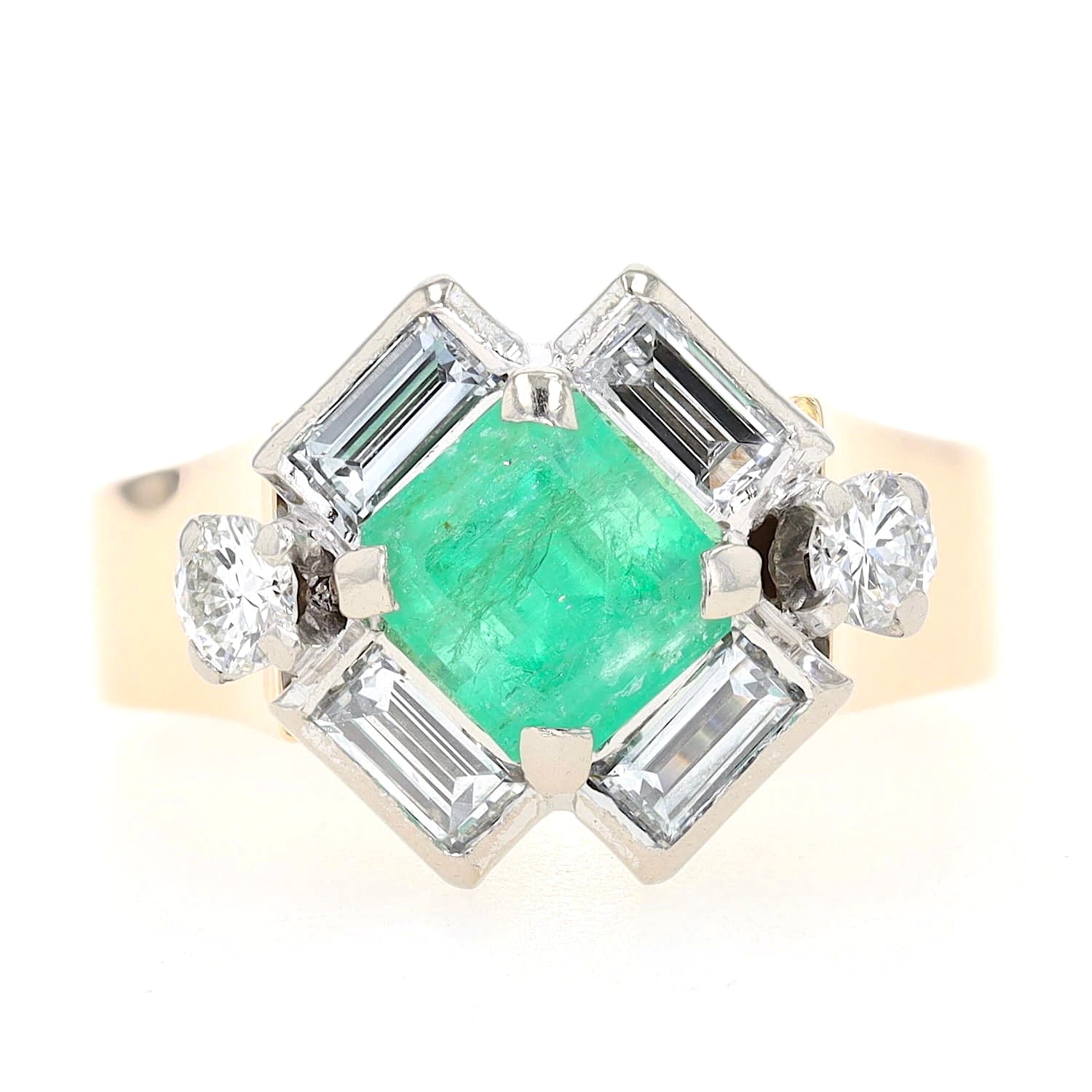 Ring in 585er Gelb- und Weißgold mit einem Smaragd, Brillanten und Diamanten, liegend frontal