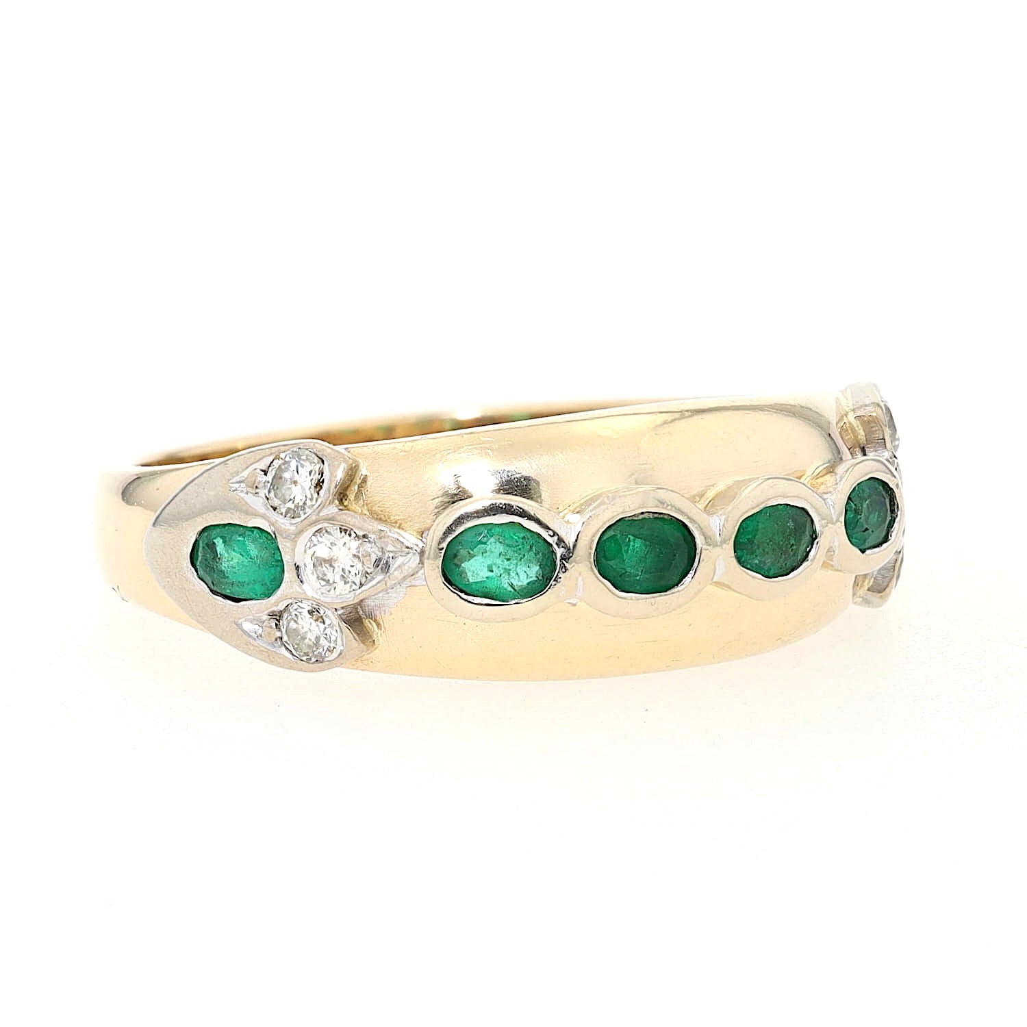 Ring in 585er Gelb- und Weißgold mit Smaragden und Brillanten , liegend rechts gedreht