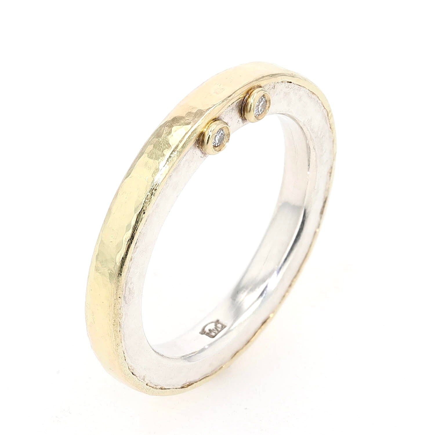 Ring aus der Werkstatt von „Der 4. König“ in 925er Silber und 750er Gold mit 2 Brillanten, , stehend fast seitlich gedreht