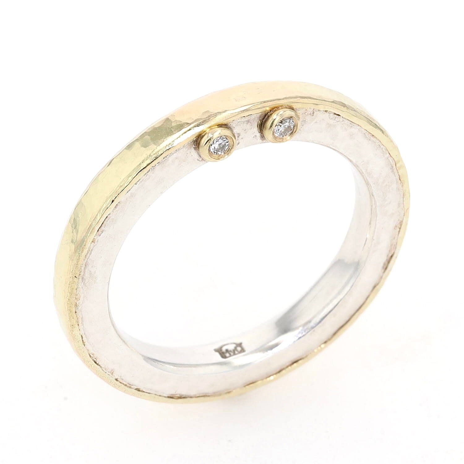 Ring aus der Werkstatt von „Der 4. König“ in 925er Silber und 750er Gold mit 2 Brillanten, , stehend leicht rechts gedreht