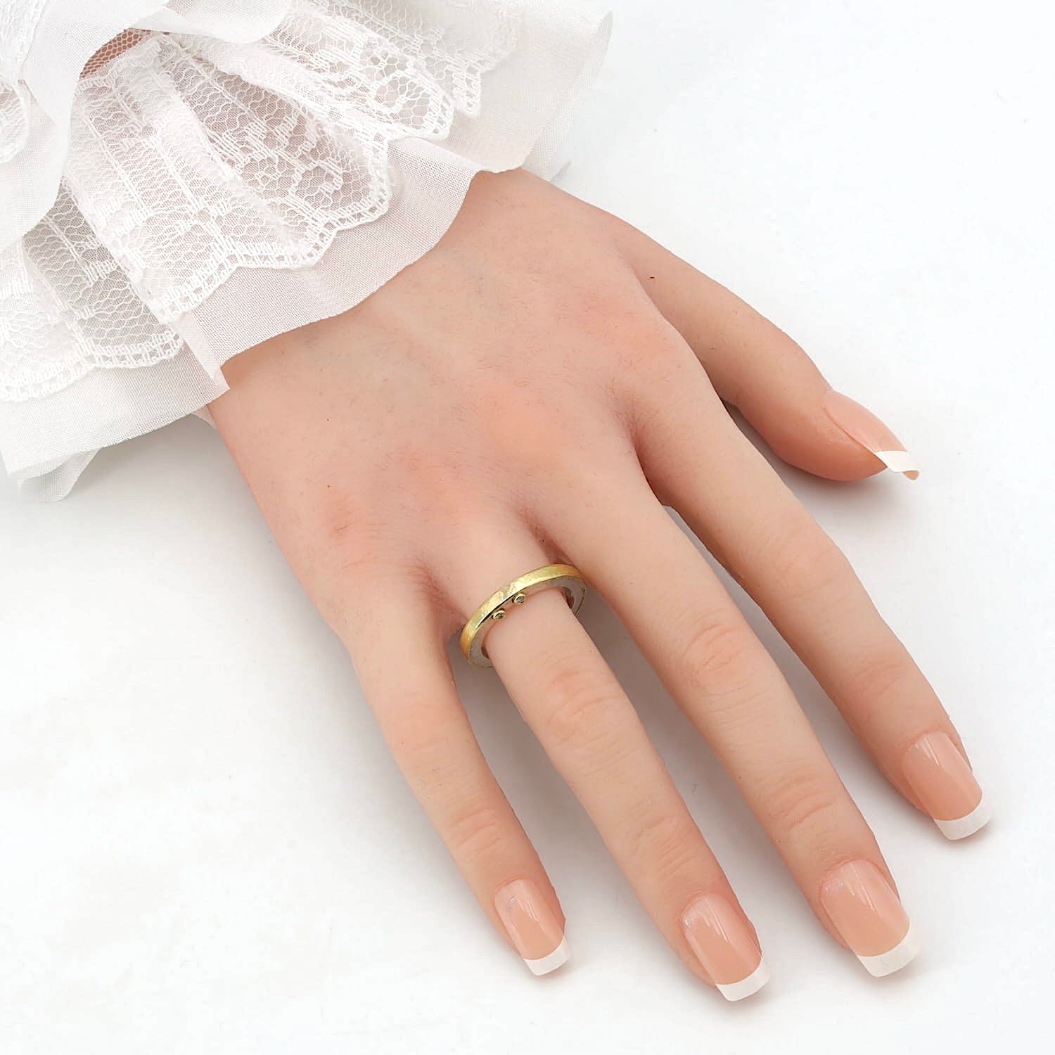 Ring aus der Werkstatt von „Der 4. König“ in 925er Silber und 750er Gold mit 2 Brillanten, an einer künstlichen Hanf