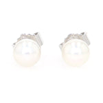 Ohrstecker in 750er Weißgold mit je einer Akoya-Zuchtperle, liegend frontal von vorne