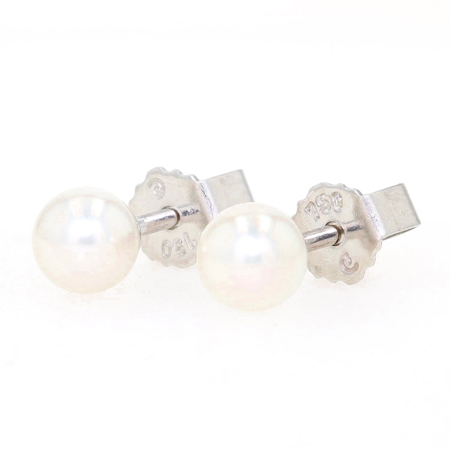 Ohrstecker in 750er Weißgold mit je einer Akoya-Zuchtperle, liegend frontal von vorne leicht links gedreht