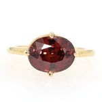 Ring aus der Werkstatt von „Der 4. König“ in 750er Gold mit einem natürlichen roten Zirkon, liegend frontal