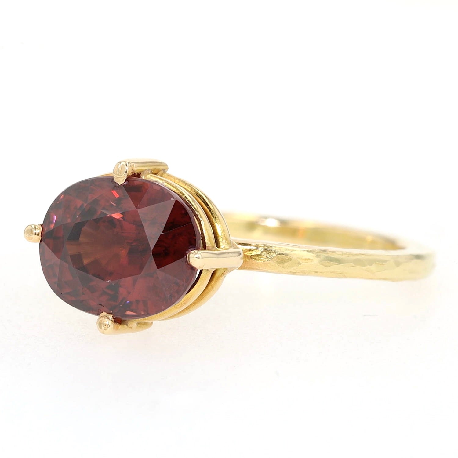 Ring aus der Werkstatt von „Der 4. König“ in 750er Gold mit einem natürlichen roten Zirkon, liegend links gedreht