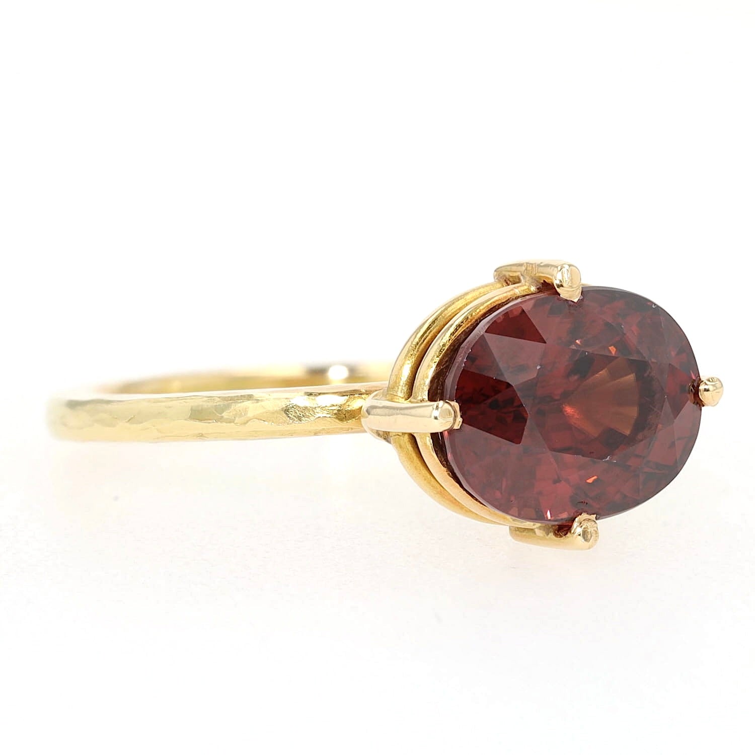 Ring aus der Werkstatt von „Der 4. König“ in 750er Gold mit einem natürlichen roten Zirkon, liegend rechts gedreht