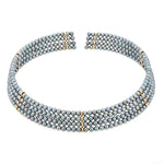 Halsreif aus 4 Reihen Peacock-Zuchtperlen und 585er Gelbgoldelementen, liegend frontal