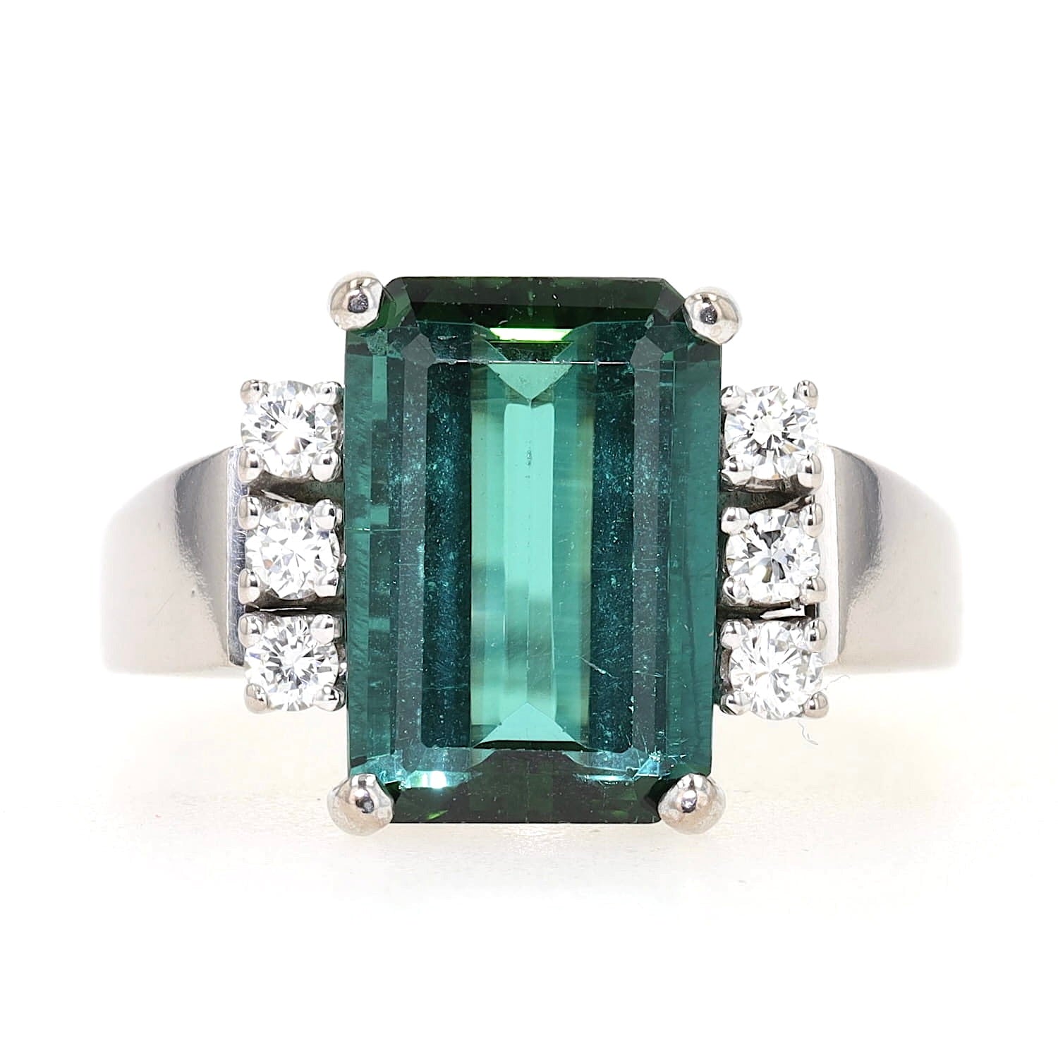 Cocktailring in 585er Weißgold mit einem grünen Turmalin und Brillanten, liegend frontal