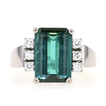 Cocktailring in 585er Weißgold mit einem grünen Turmalin und Brillanten, liegend frontal